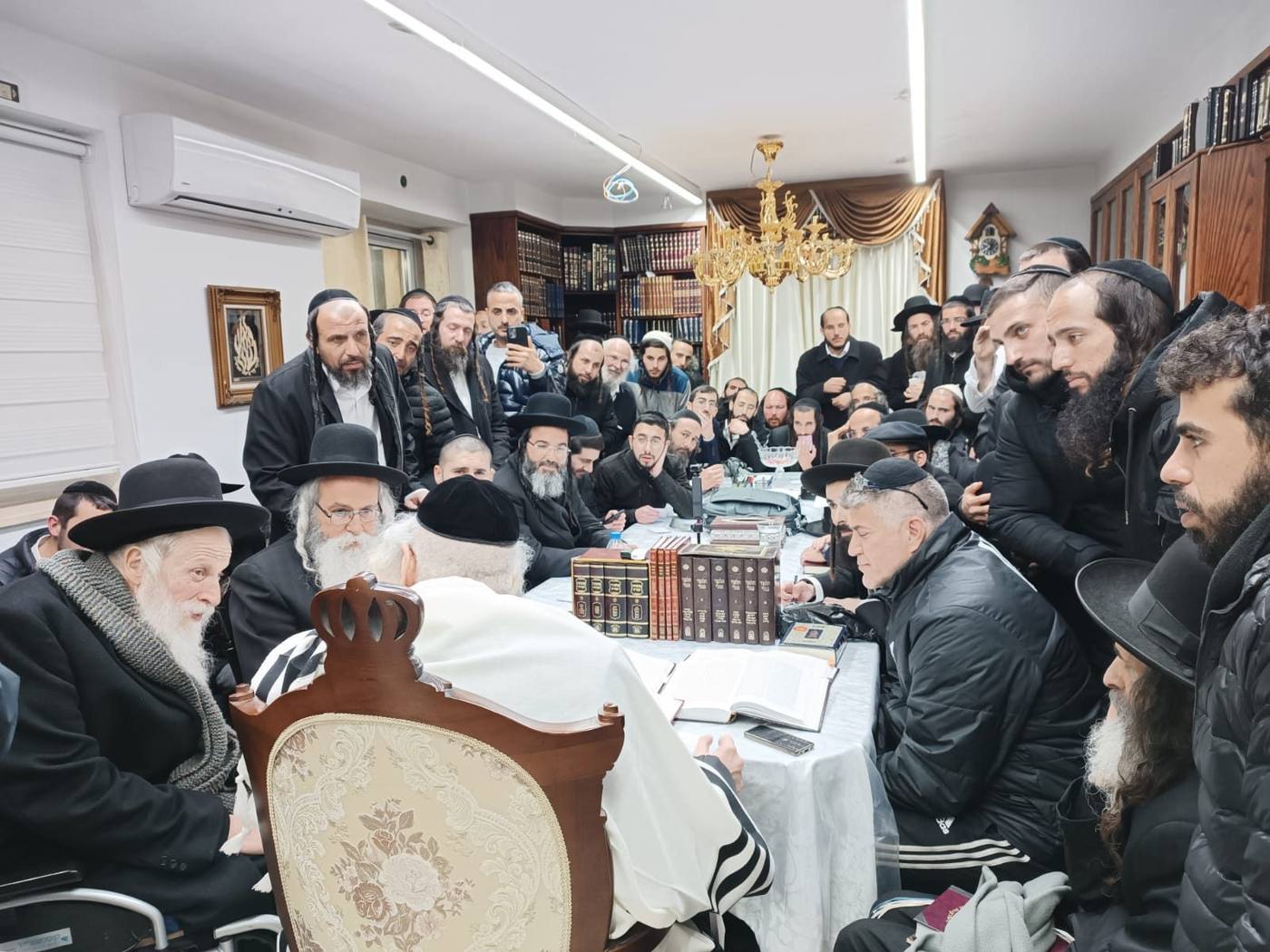 שיעור לקבוצת מתקרבים "שובו בנים - חולון" בביתו של מורינו הרב שליט"א