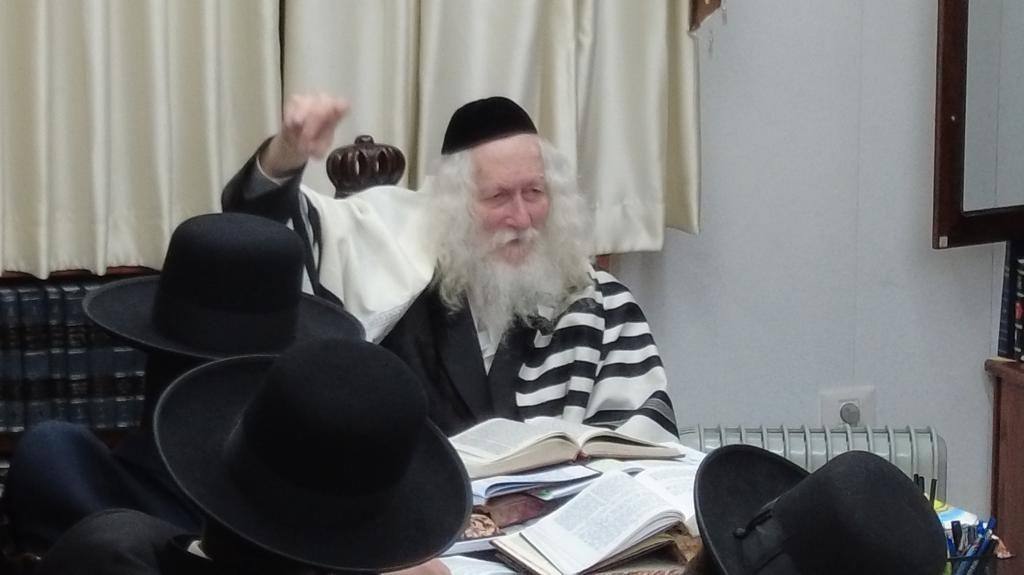 שיעור לבחורי ישיבה חסידית בבית מורנו הרב שליט"א