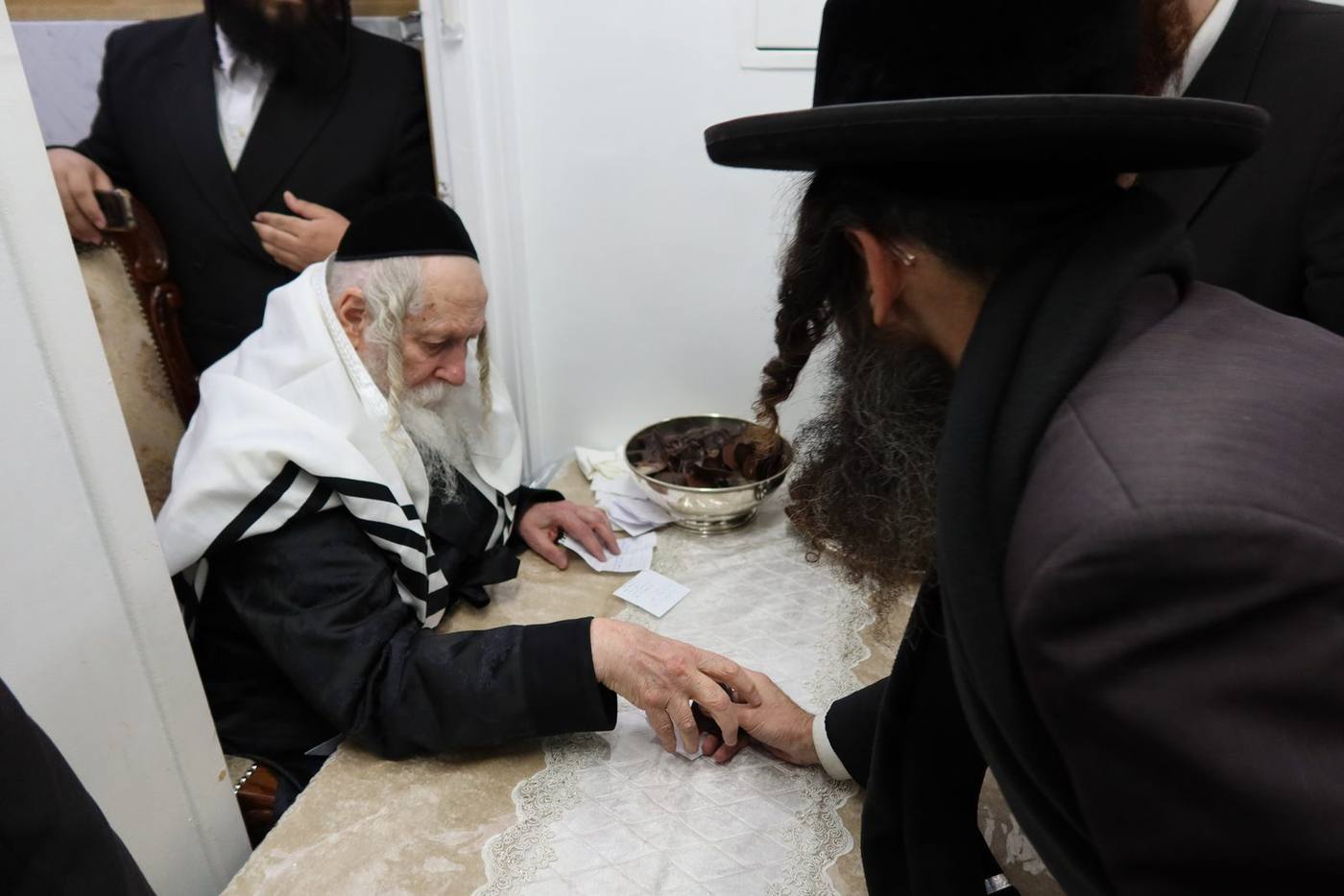 חלוקת מעות חנוכה לתומכי בית המדרש