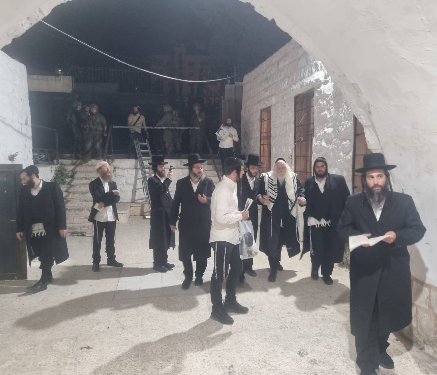 מורינו הרב שליט"א העתיר בתפילה עבור כלל ישראל בציון יוסף הצדיק בשכם