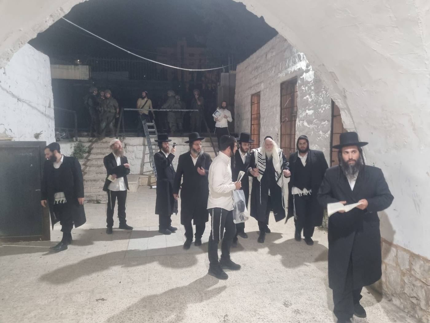 מורינו הרב שליט"א העתיר בתפילה עבור כלל ישראל בציון יוסף הצדיק בשכם