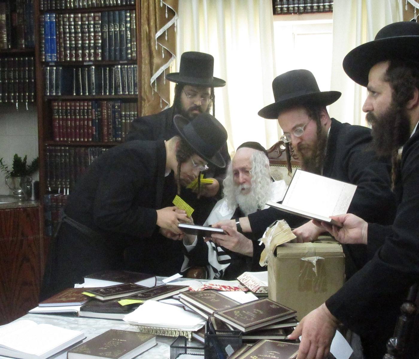 בחורי ישיבת 'חכמה ודעת' המשכימים קום קיבלו שי ממורינו הרב שליט"א