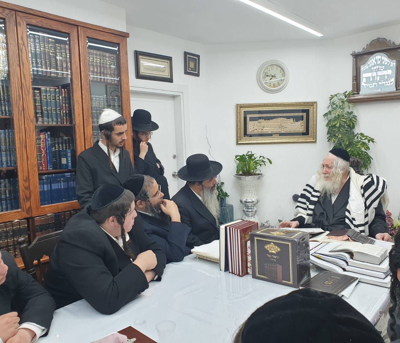 שיעור לבחורי הישיבה החדשה לצעירים דקהילתינו בראשות הרב קרימלובסקי