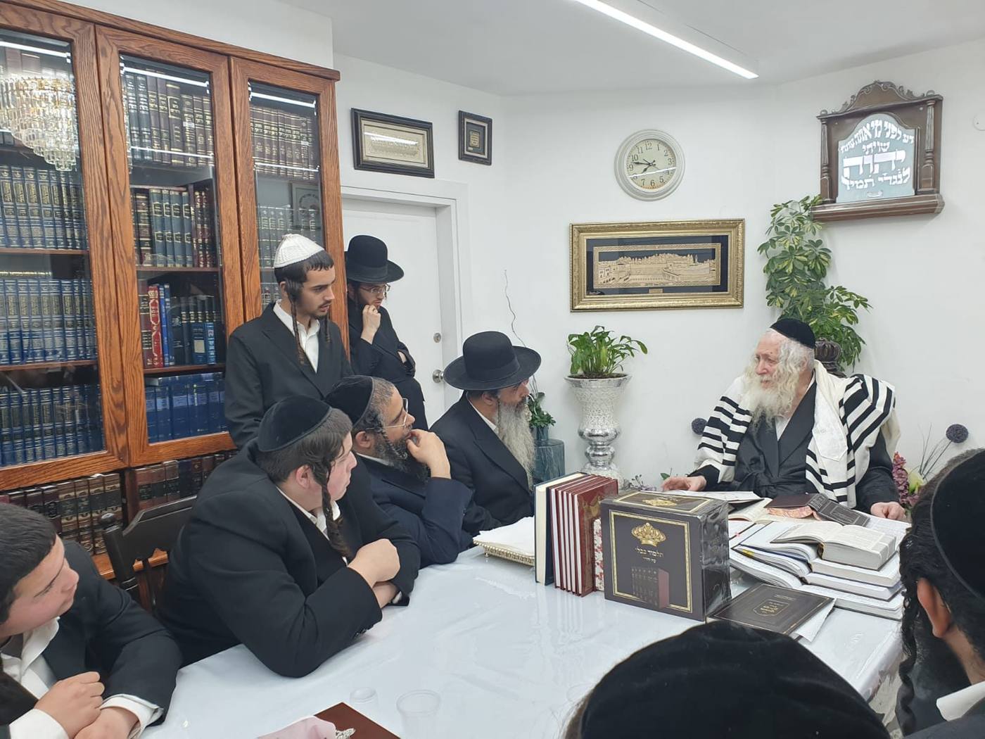שיעור לבחורי הישיבה החדשה לצעירים דקהילתינו בראשות הרב קרימלובסקי