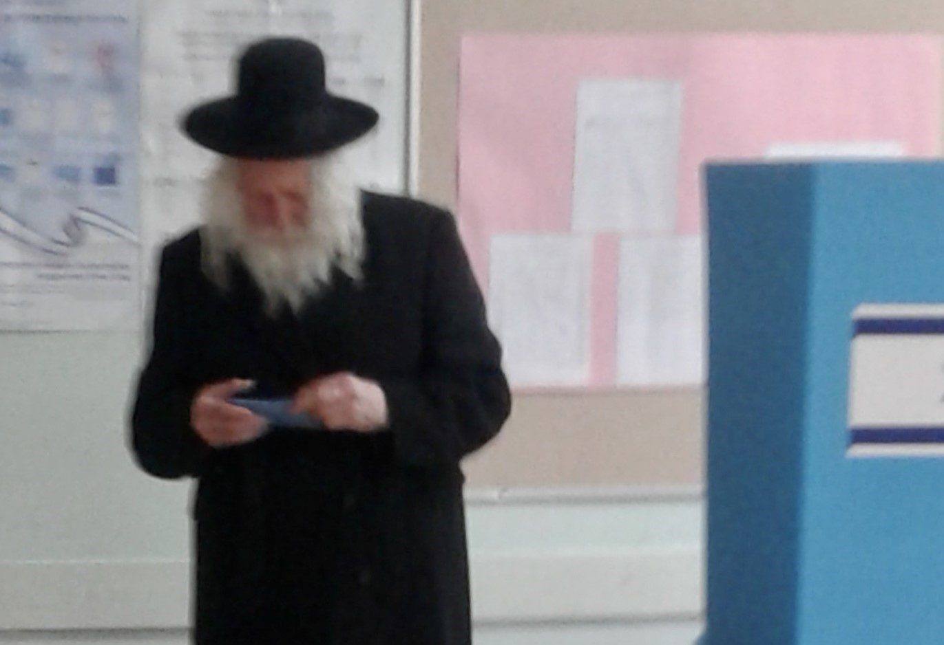 מורינו הרב שליט"א השכים להצביע ביום הבחירות עבור רשימת אגודת ישראל – ג'