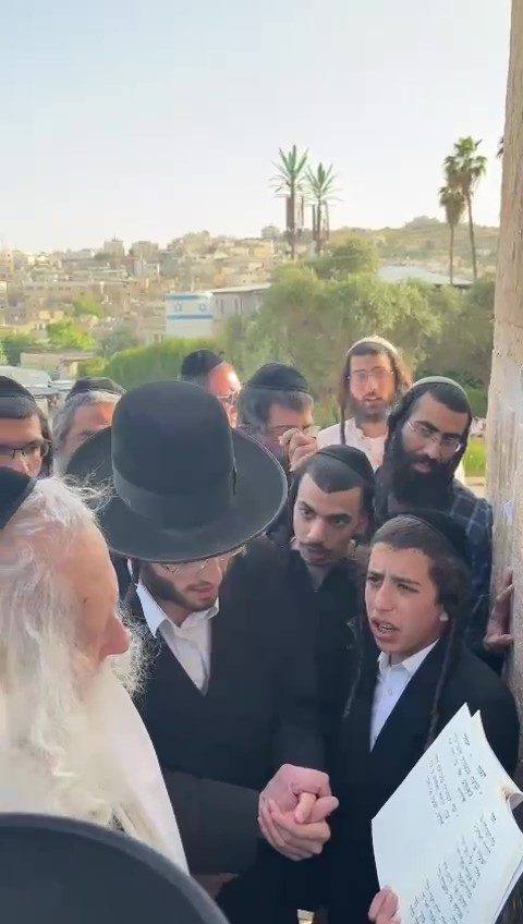 מורינו הרב שליט"א העתיר בתפילה במערת המכפלה בערב חג מתן תורה