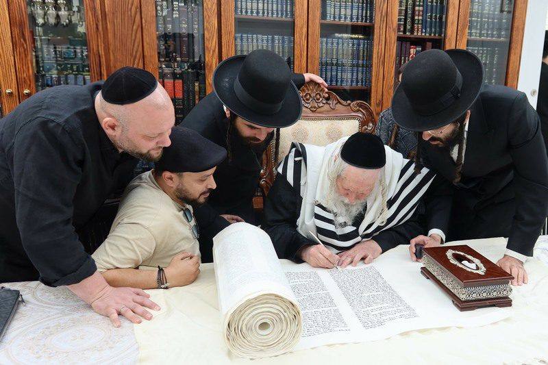 סיום כתיבת ספר תורה לישיבת 'חוט של חסד' בבית מורינו הרב שליט"א