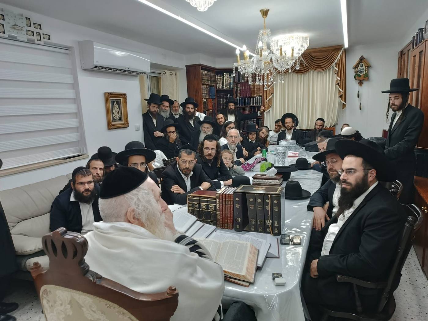 מתפללי בית הכנסת 'מזמור לתודה' בתל ציון במעונו של מורינו הרב שליט"א