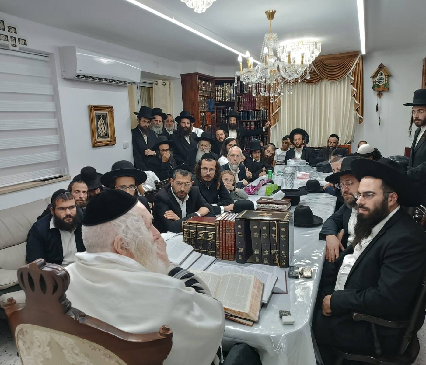 מתפללי בית הכנסת 'מזמור לתודה' בתל ציון במעונו של מורינו הרב שליט"א