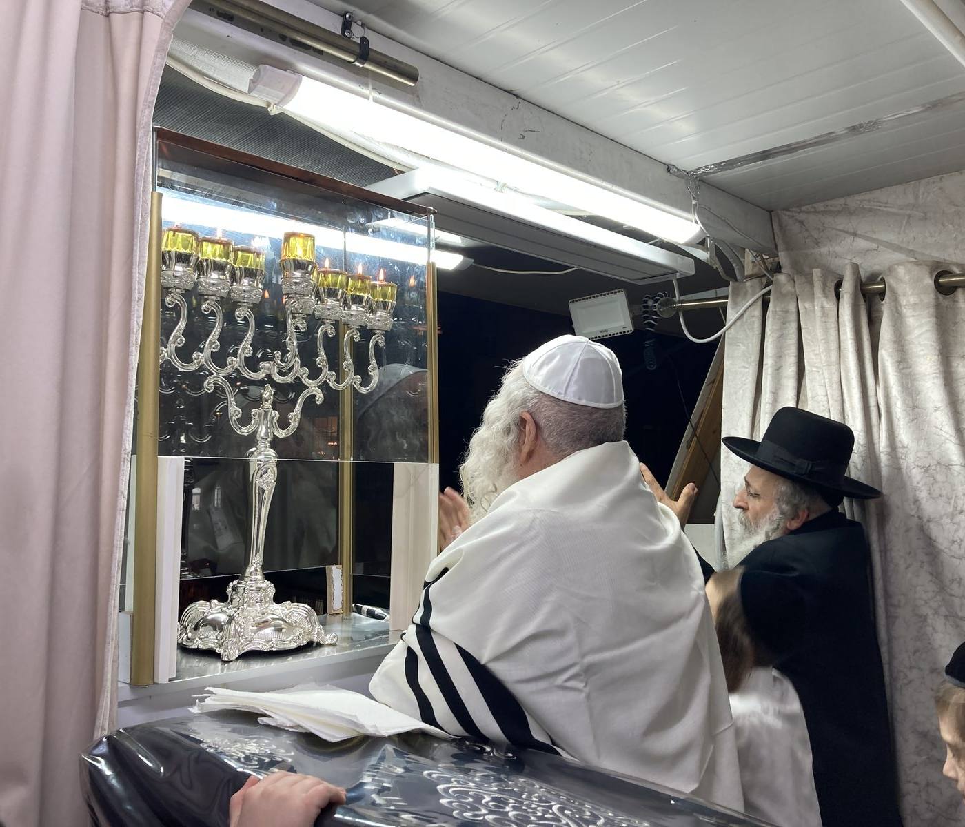 "בני בינה" חלוקת מעות חנוכה למאות ילדי תלמוד תורה "נחמת ציון"