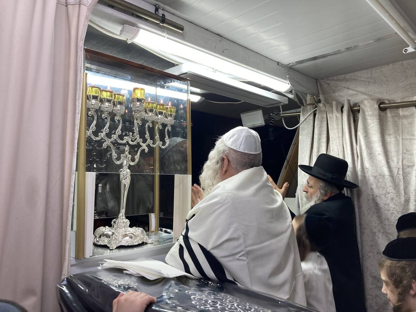"בני בינה" חלוקת מעות חנוכה למאות ילדי תלמוד תורה "נחמת ציון"
