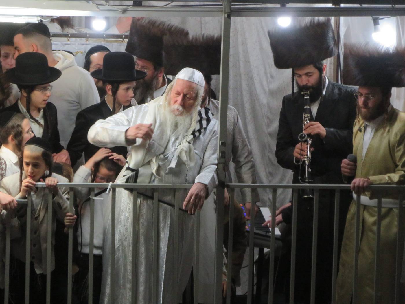 חג שמחת תורה בצילו של מורינו הרב שליט"א