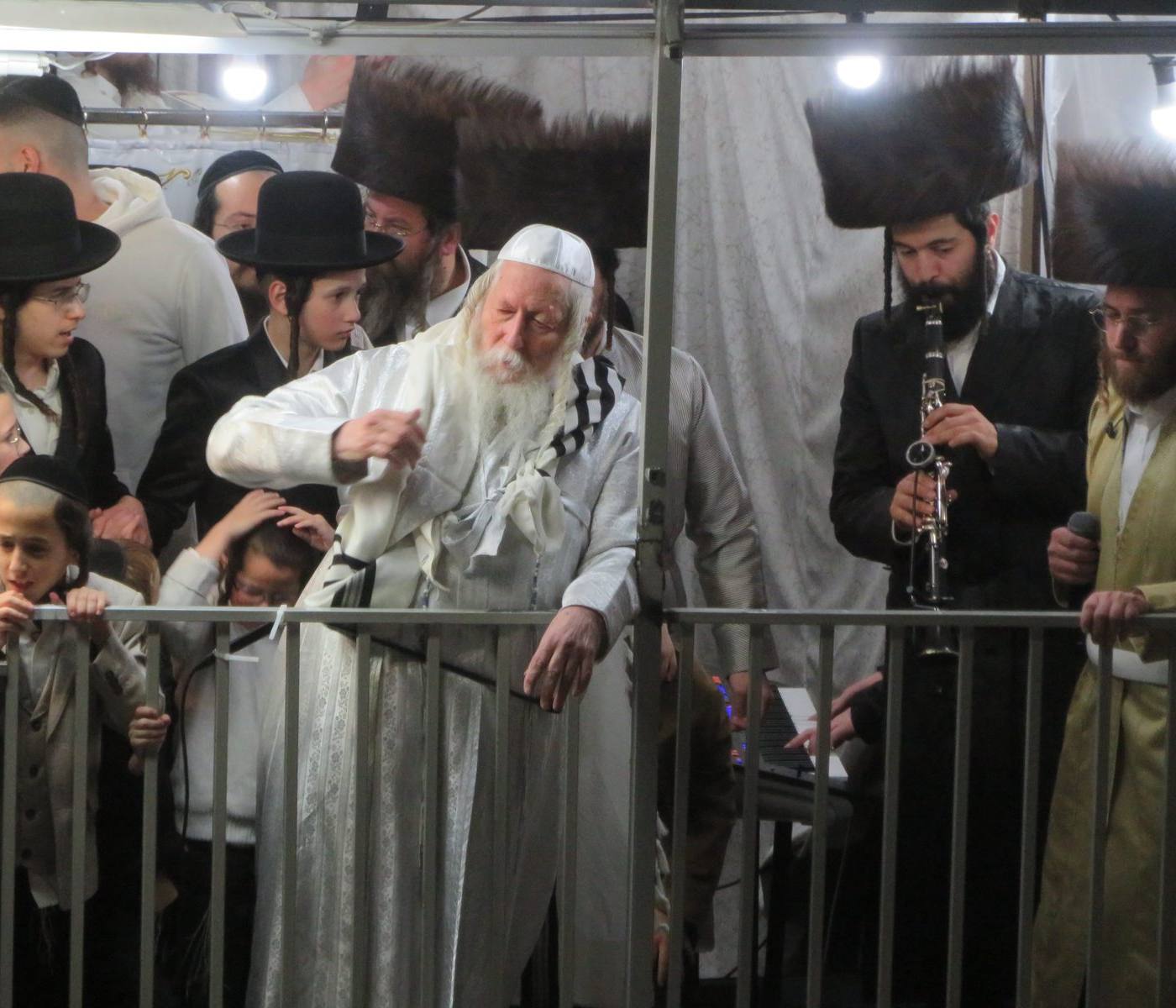 חג שמחת תורה בצילו של מורינו הרב שליט"א