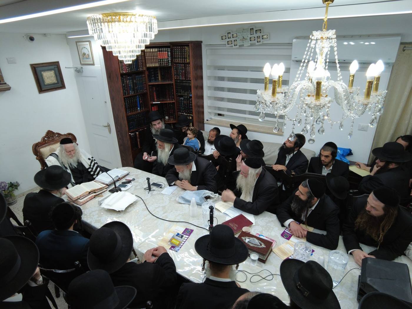 שיעור לחבורת בנו של מורינו הרב שליט"א במעונו