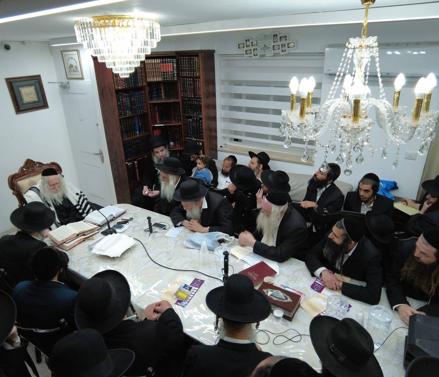 שיעור לחבורת בנו של מורינו הרב שליט"א במעונו