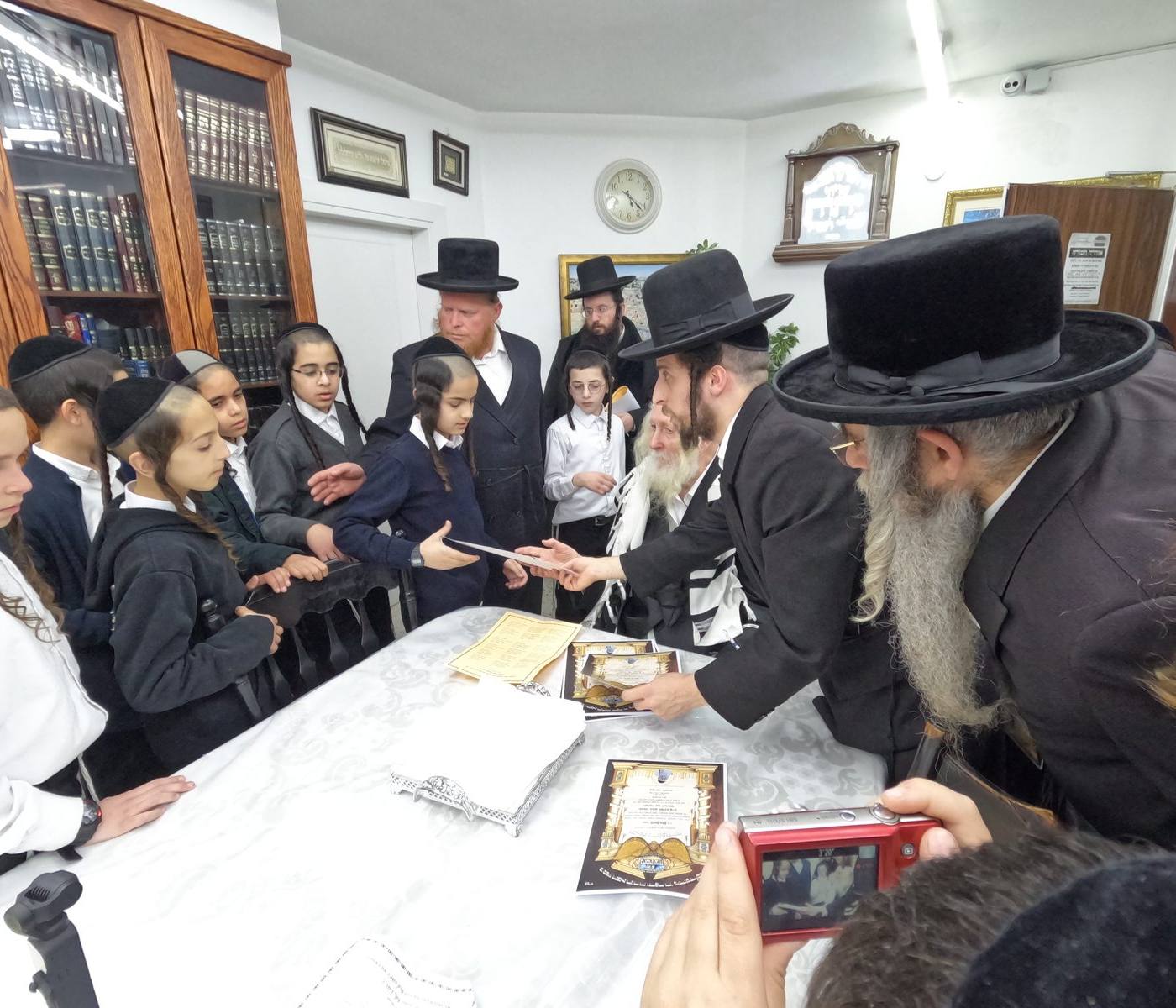 חלוקת תעודות לכיתות ז' בתלמוד תורה 'נחמת ציון'