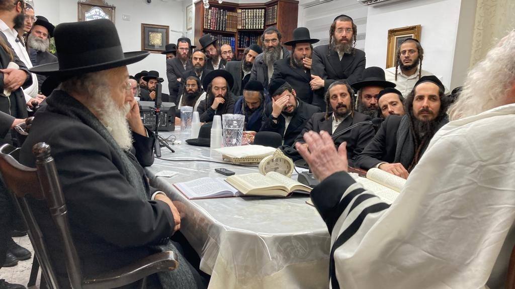 שיעור לאברכים מישיבת חוט של חסד במעונו של מורינו הרב שליט"א