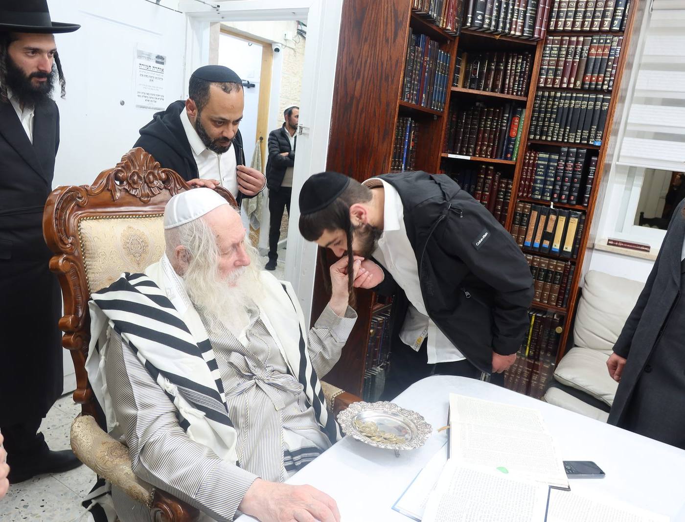 כנס חנוכה לישיבת 'מתחברים' במעונו של מורינו הרב שליט"א