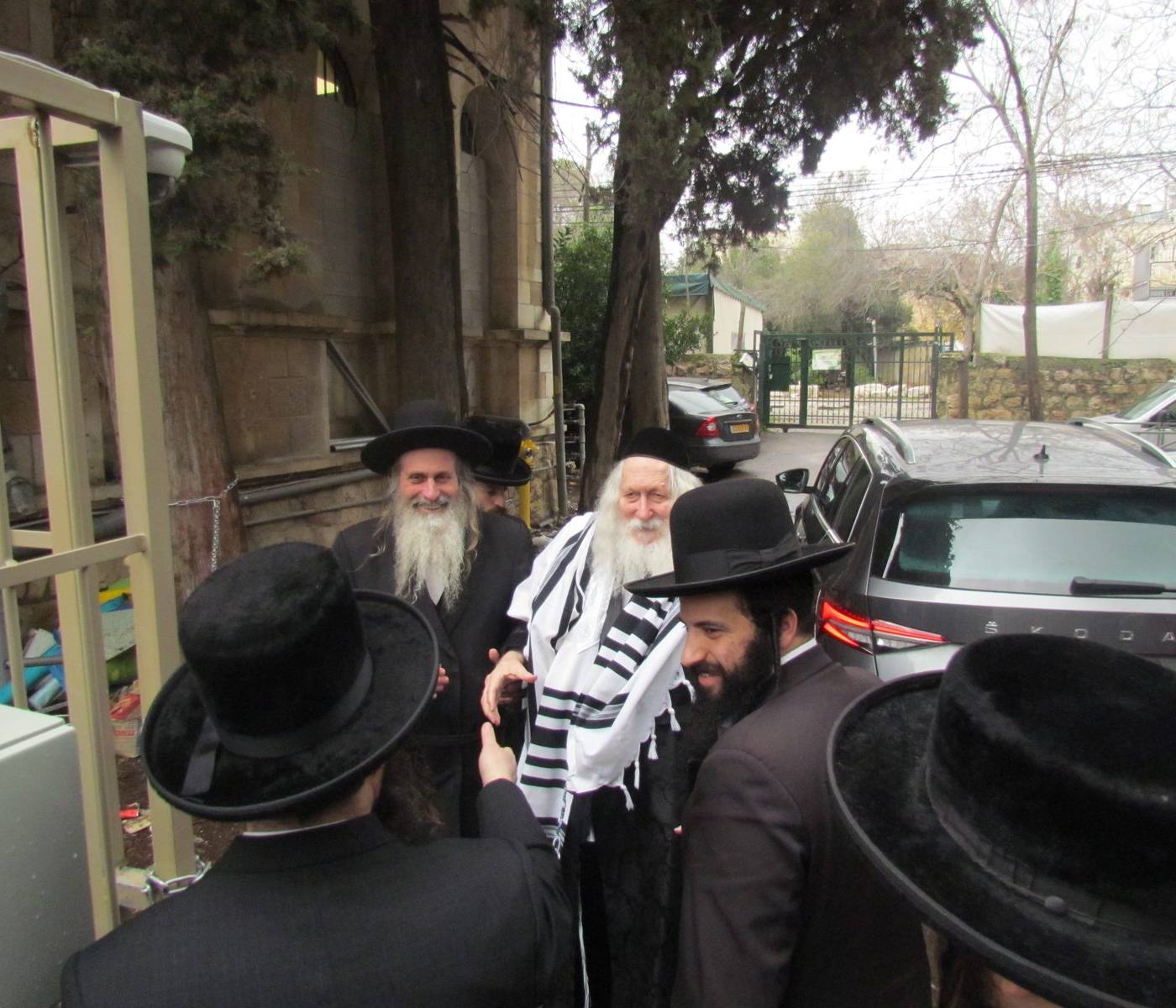 מורינו הרב שליט"א בקביעת מזוזה בתלמוד תורה 'אמונת ציון'