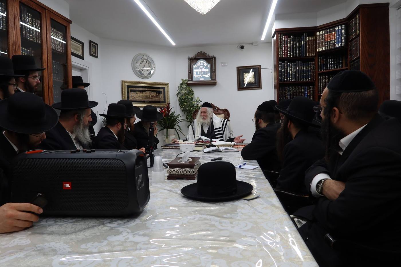 שיעור וחלוקת שי לנבחני מסכת נזיר במעונו של מורינו הרב שליט"א
