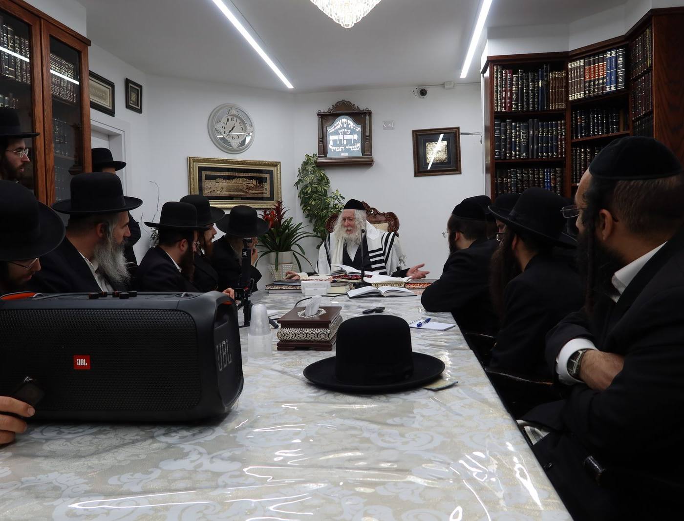 שיעור וחלוקת שי לנבחני מסכת נזיר במעונו של מורינו הרב שליט"א