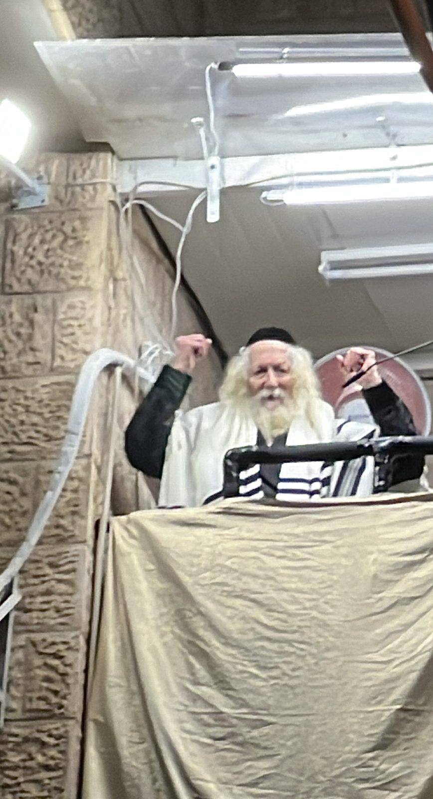 תפילת מעריב שיעור וריקודים באש להבה בליל היום הקדוש