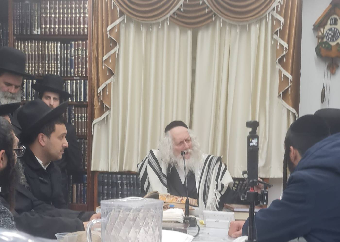 שיעור לבחורי ישיבת שלהבת התורה בבית מורנו הרב שליט"א