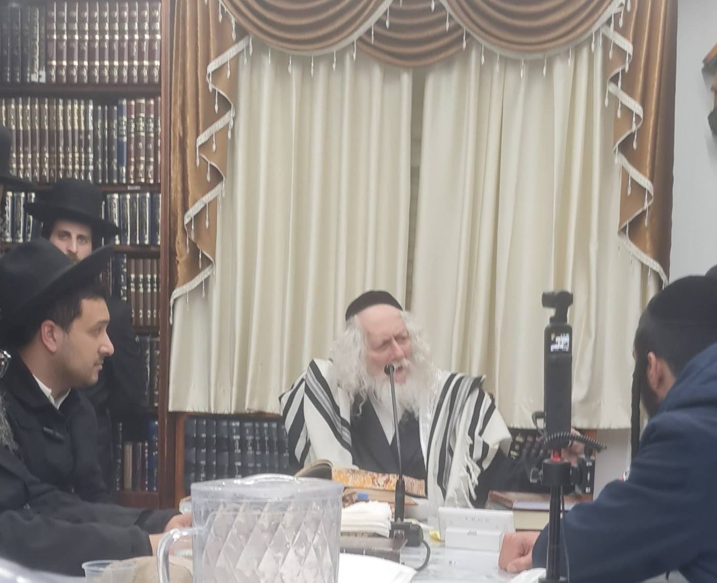 שיעור לבחורי ישיבת שלהבת התורה בבית מורנו הרב שליט"א