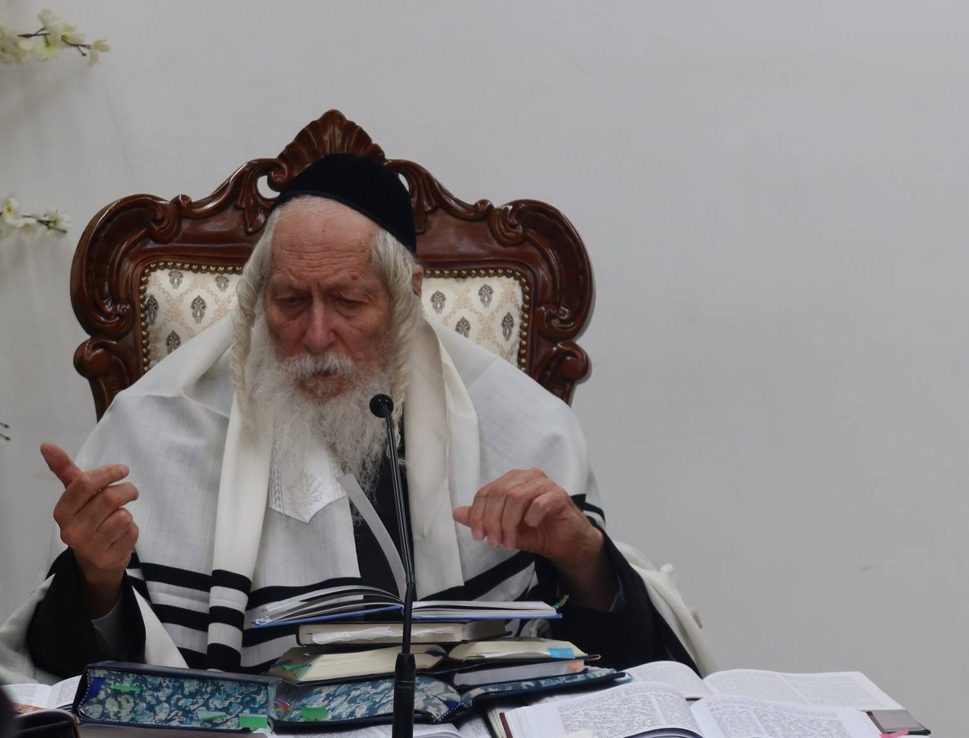 שיעור במעונו של מורינו הרב שליט"א לישיבת מתחברים לצעירים