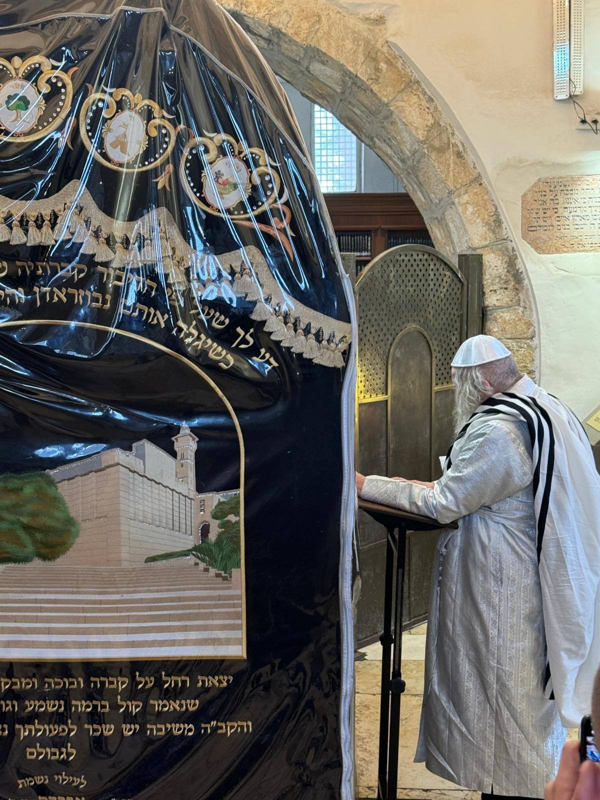 מורינו הרב שליט"א בתפילה בקבר רחל אמנו