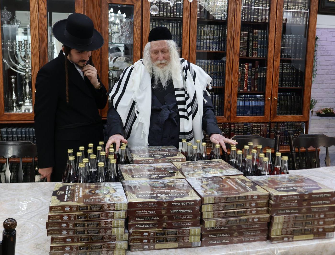 מורינו הרב שליט"א מברך את המצה השמורה ויין המשומר ליתומי ארגון 'הבן יקיר לי'
