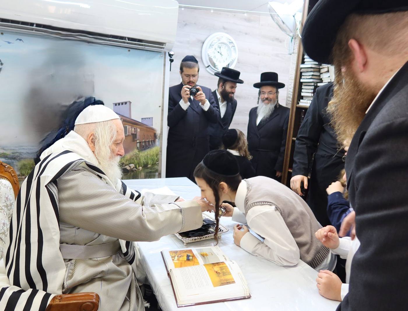 ילדי תלמוד תורה 'אמונת ציון' בקבלת מעות חנוכה בקודש פנימה