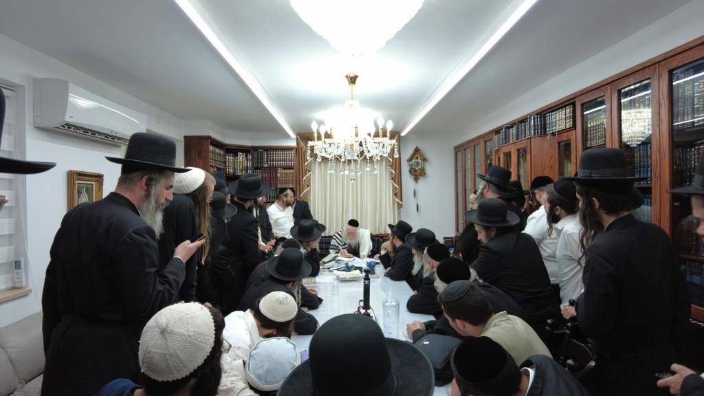 שיעור למתפללי בית הכנסת 'היכל הגוונים המשתנים' בעיר ביתר עילית במעונו של מורינו הרב שליט"א