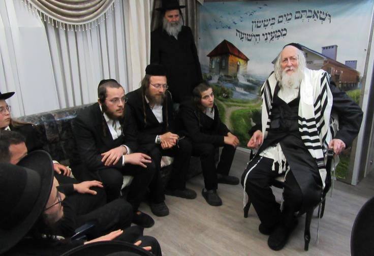מורינו הרב שליט"א בניחום אבלים לבני משפחת הלר על פטירת אמם האשה הצדקנית מרת שרה הלר ע"ה