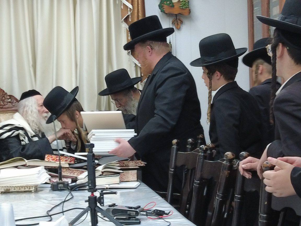 בחורי מכינה לישיבה בקבלת תעודות במעונו של מורינו הרב שליט"א
