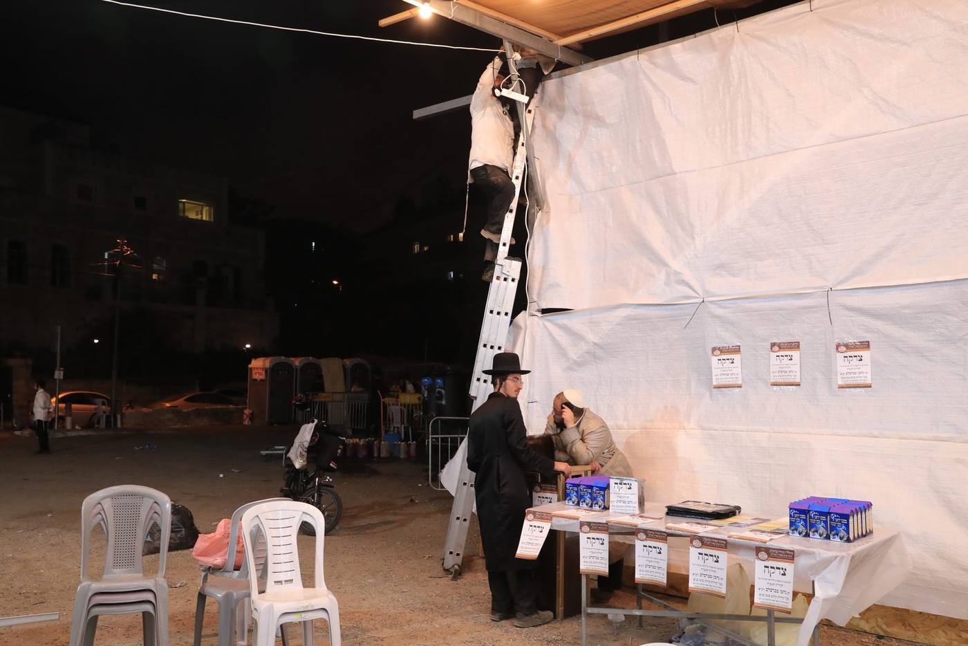 שיעור למתנדבים בבניית סוכת הענק של 'שובו בנים' לחגי תשרי