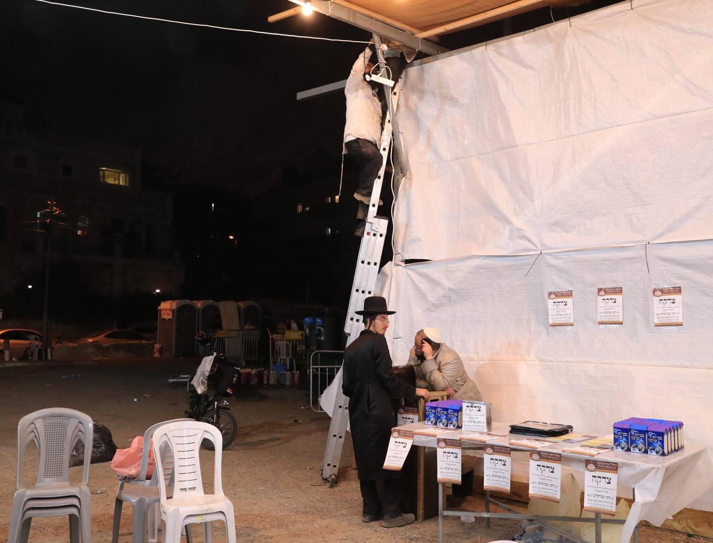 שיעור למתנדבים בבניית סוכת הענק של 'שובו בנים' לחגי תשרי