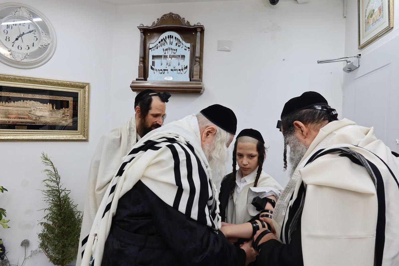 מעמד שמחת הבר מצוה המשותפת והנחת תפילין לניני מורינו הרב שליט"א