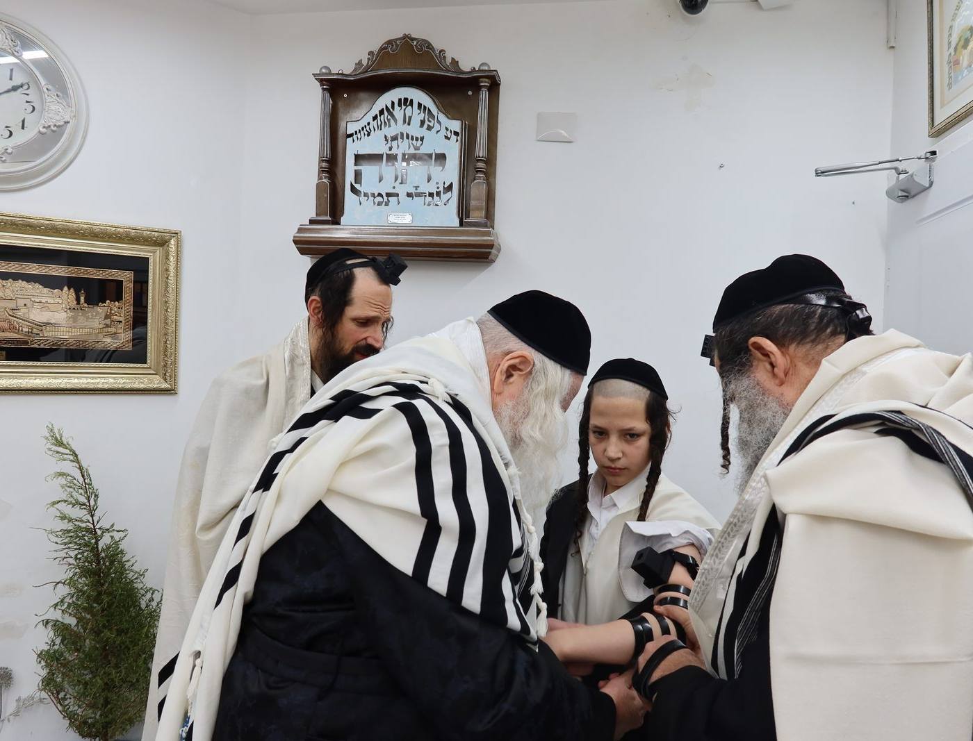 מעמד שמחת הבר מצוה המשותפת והנחת תפילין לניני מורינו הרב שליט"א