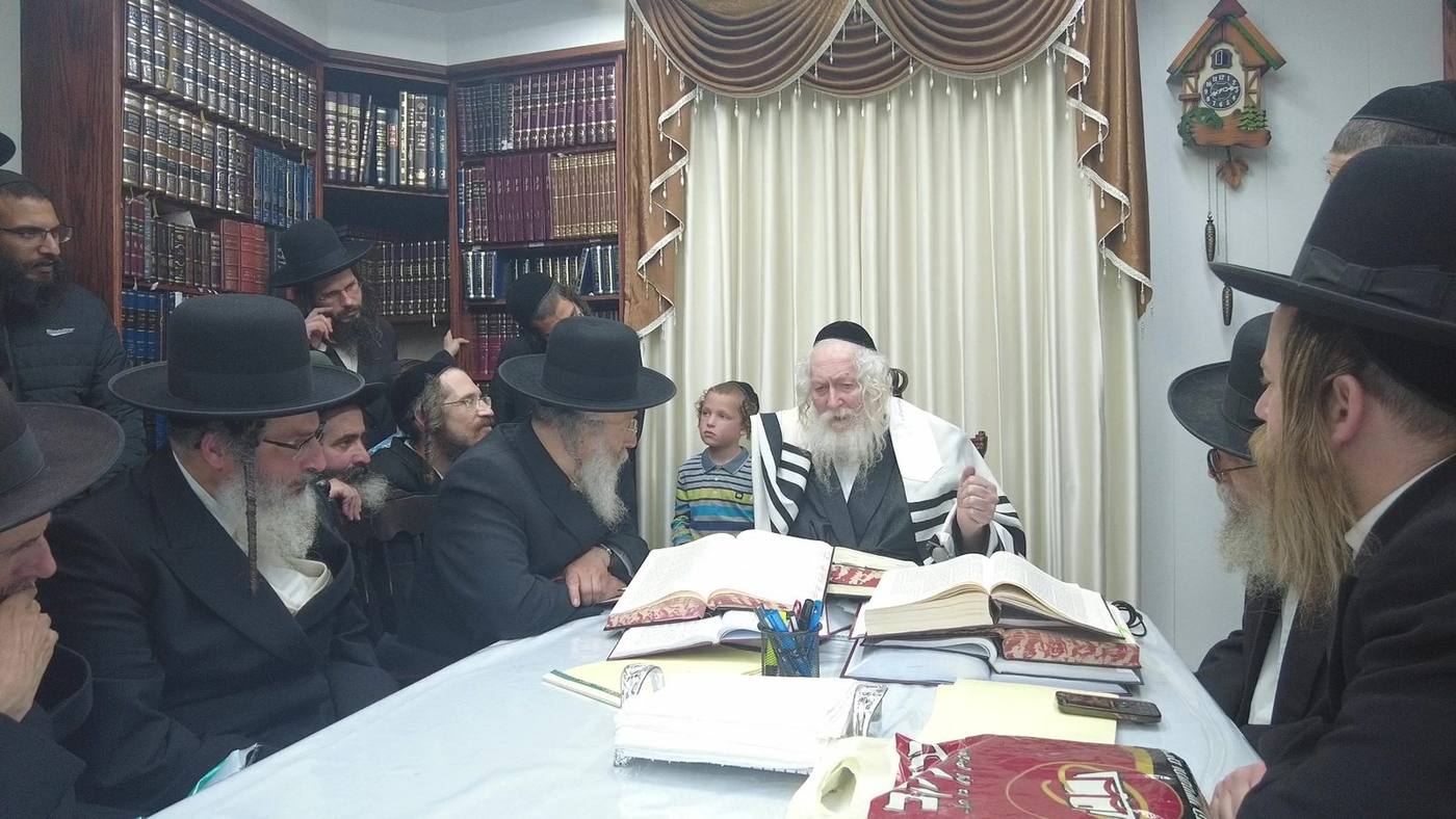 בכולל ברסלב "שובו בנים" בעיר העתיקה ציינו ארבעים שנה לכניסה לבניין הישיבה, יחד עם שיעור ממורינו הרב שליט"א לאברכי הכולל