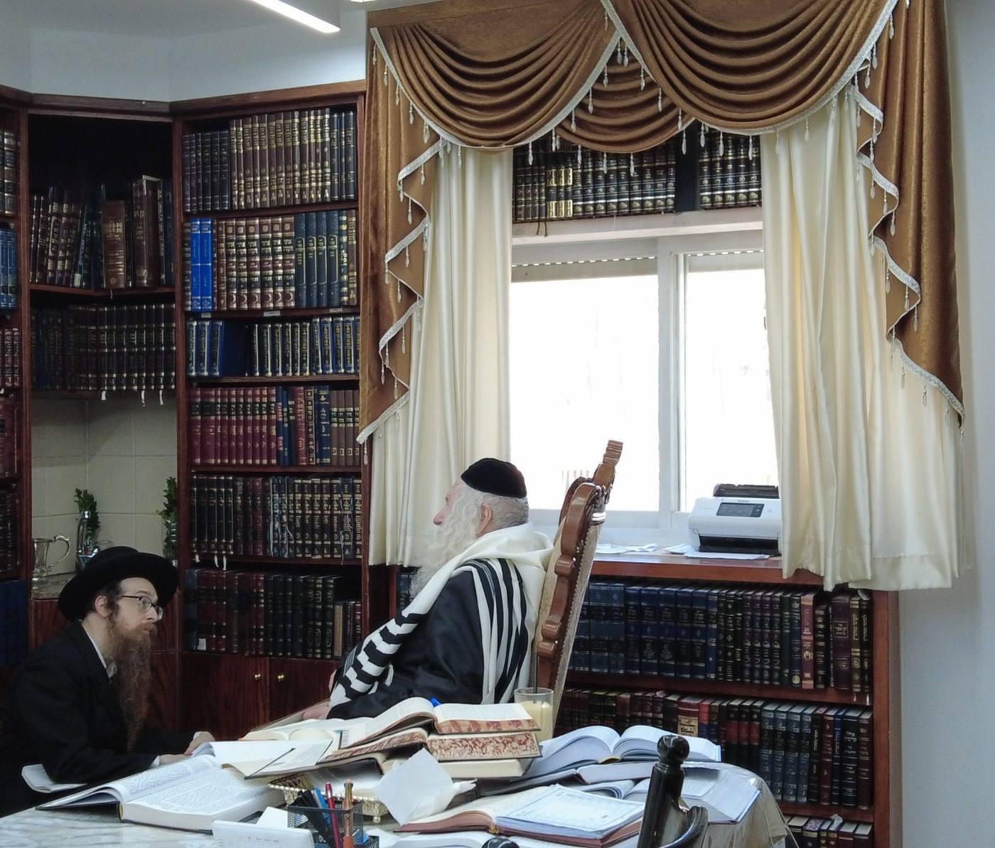 מורינו הרב שליט"א בניחום אבלים לחתד"נ הרה"ח ר' יהודה גולדבלום שליט"א