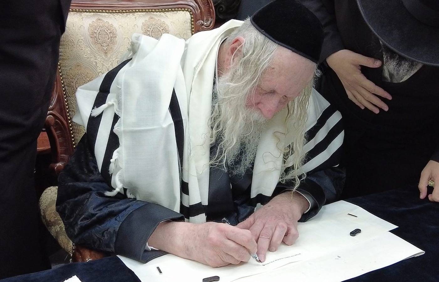 מעמד כתיבת ספר התורה בגודל כף יד עבור מורינו הרב שליט"א