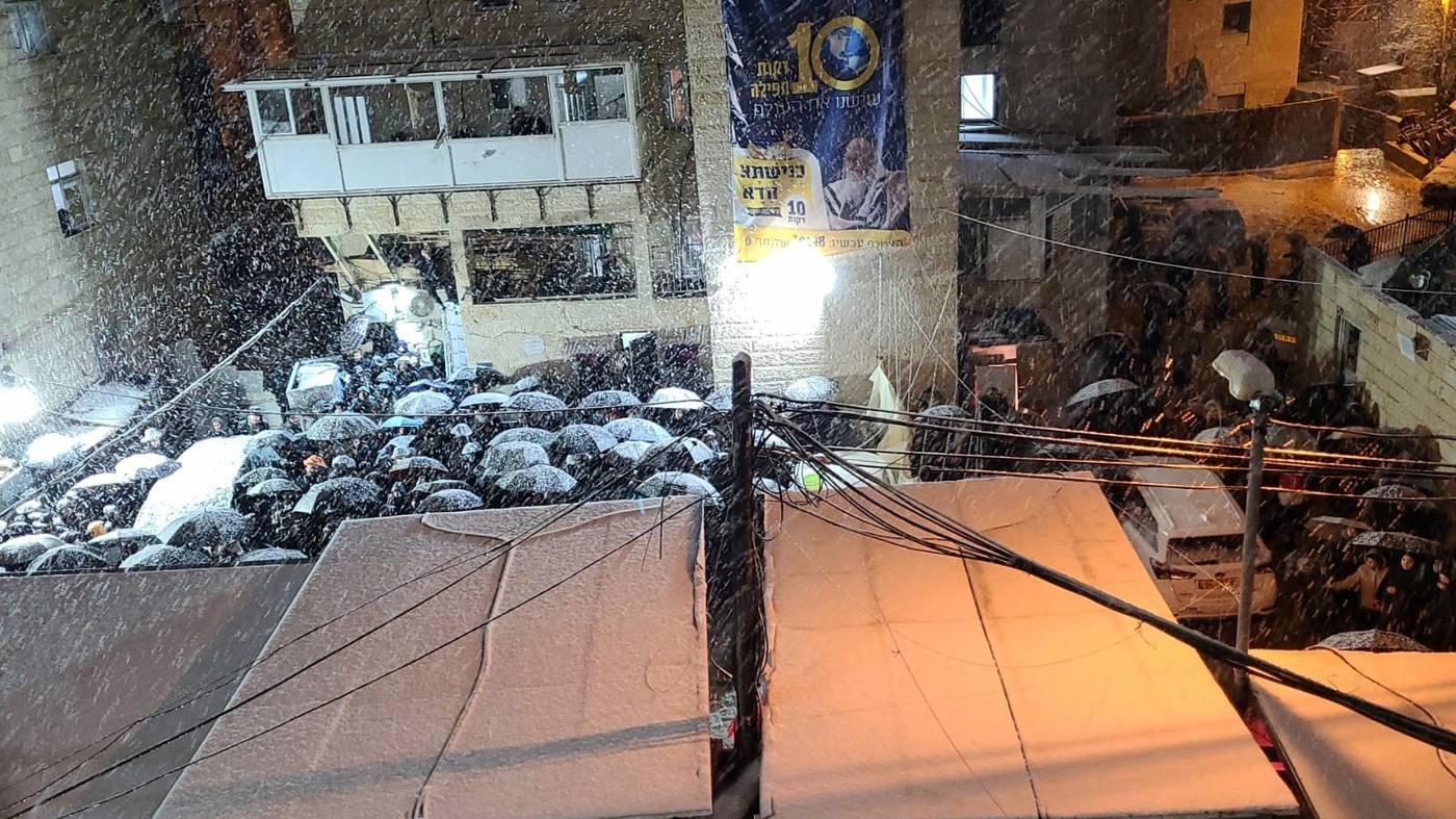 תפילת ערבית יחד עם הצדיק בשלג הכבד