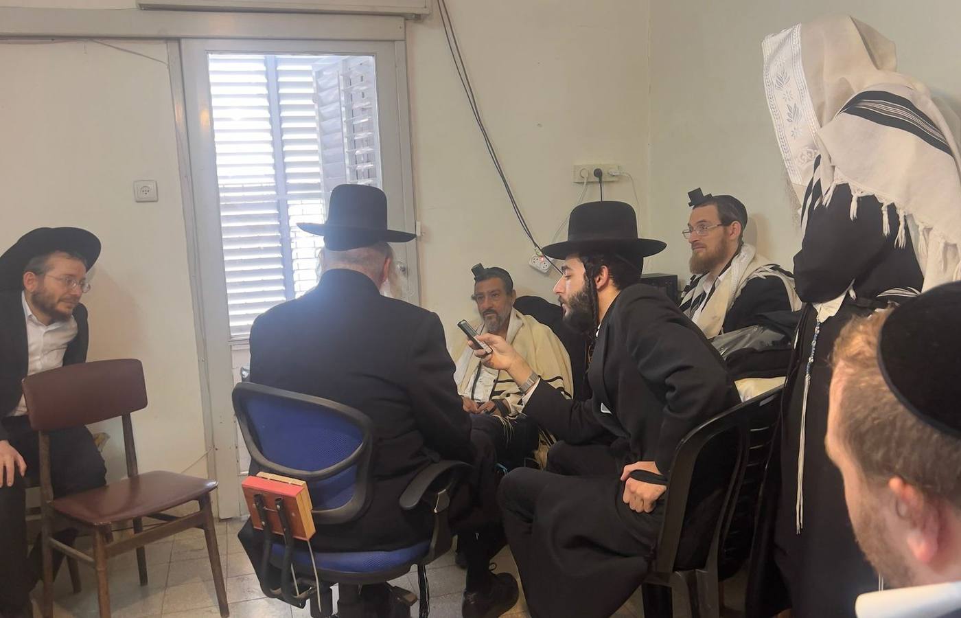 מורינו הרב שליט"א בניחום אבלים בבית משפחת שאקי בבני ברק