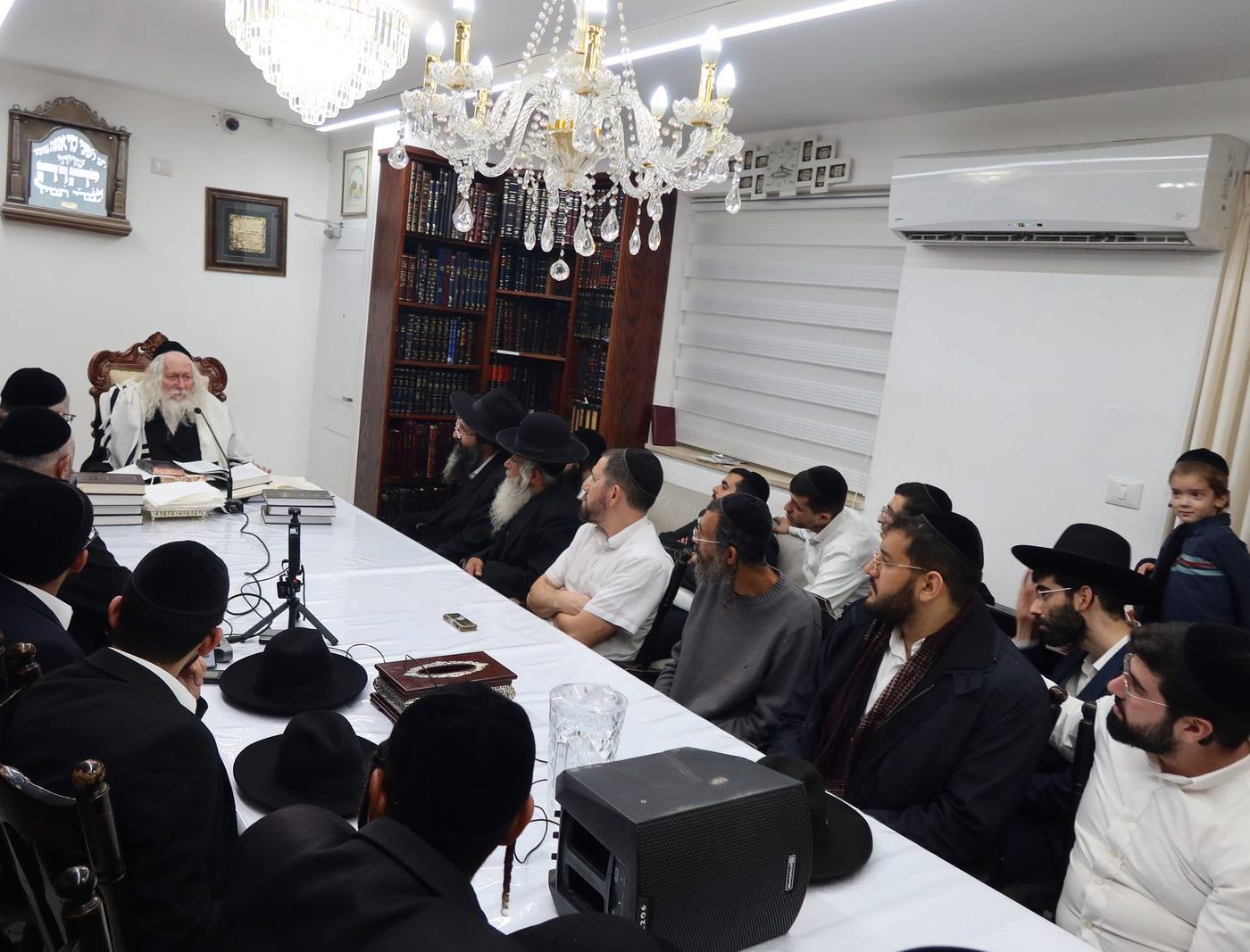 שיעור לאנשי שלומינו מהעיר אלעד במעונו של מורינו הרב שליט"א