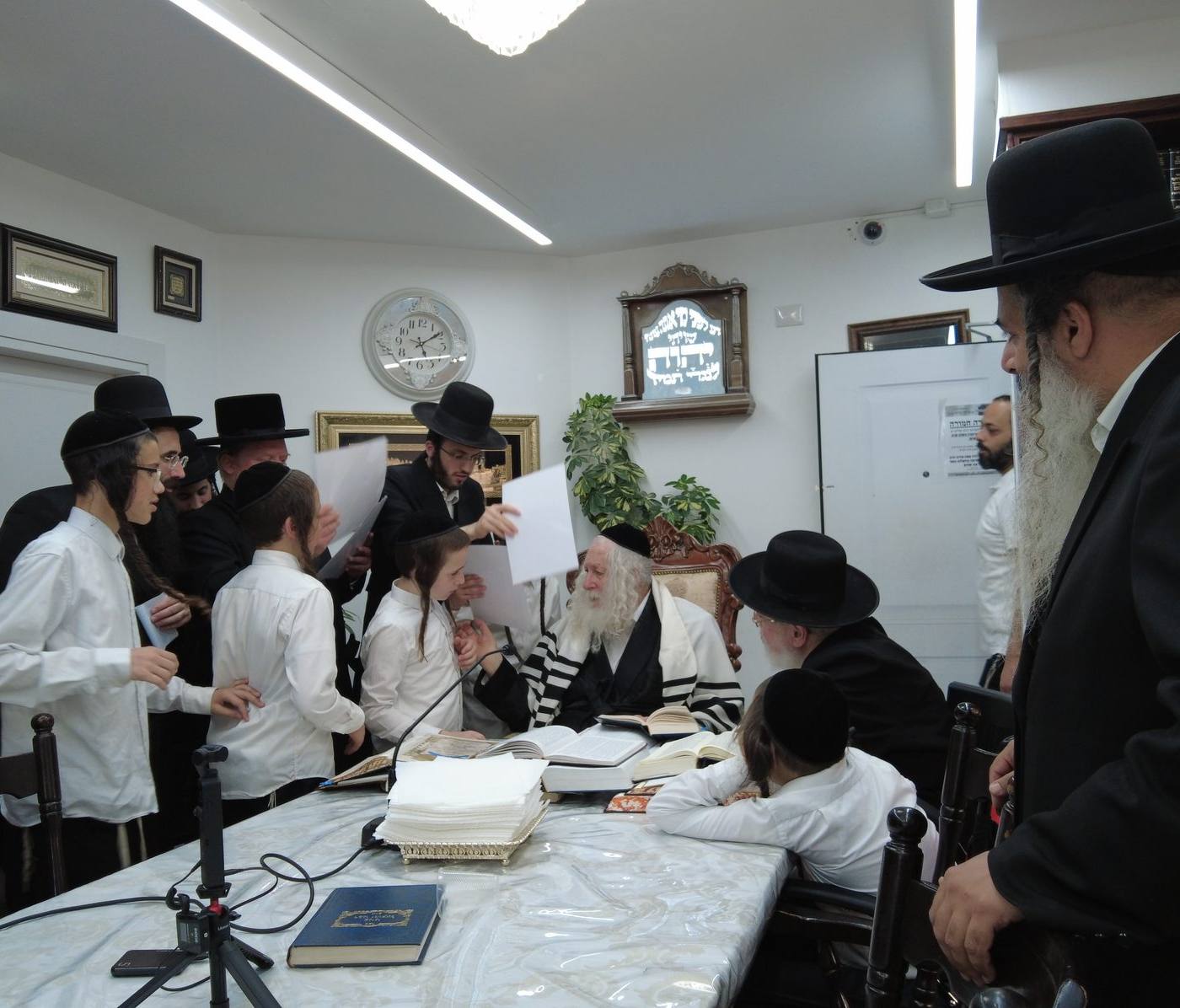 ילדי כיתה ז' בת"ת 'נחמת ציון' בסיומי גמרא ומשניות בקודש פנימה