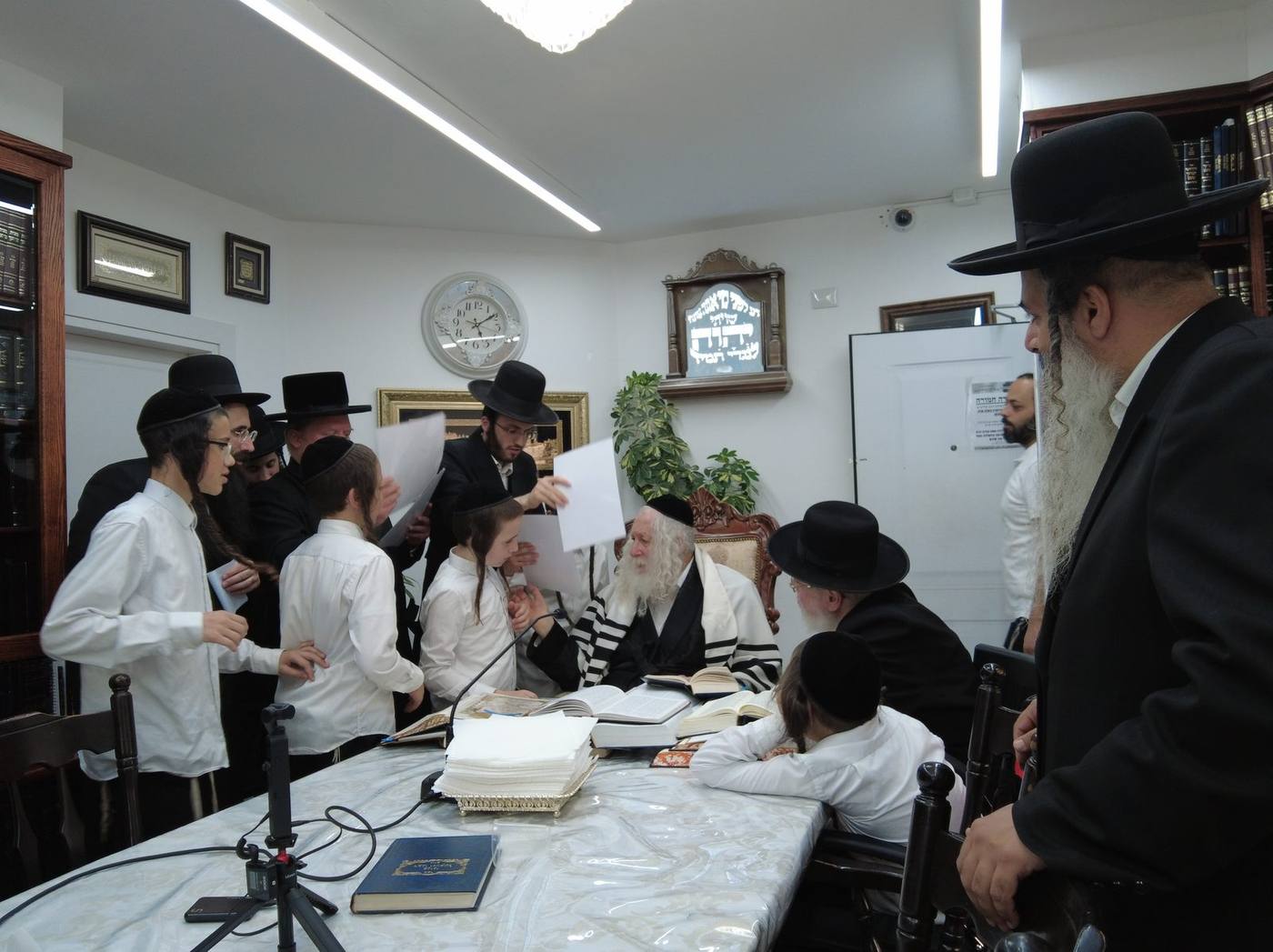 ילדי כיתה ז' בת"ת 'נחמת ציון' בסיומי גמרא ומשניות בקודש פנימה