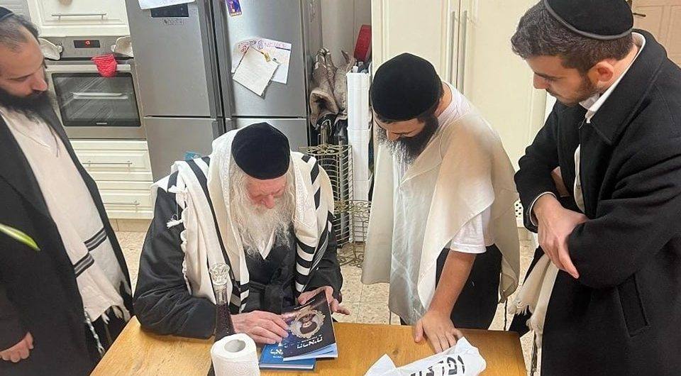 מורינו הרב שליט"א בביקור בבית בעיר מגדל