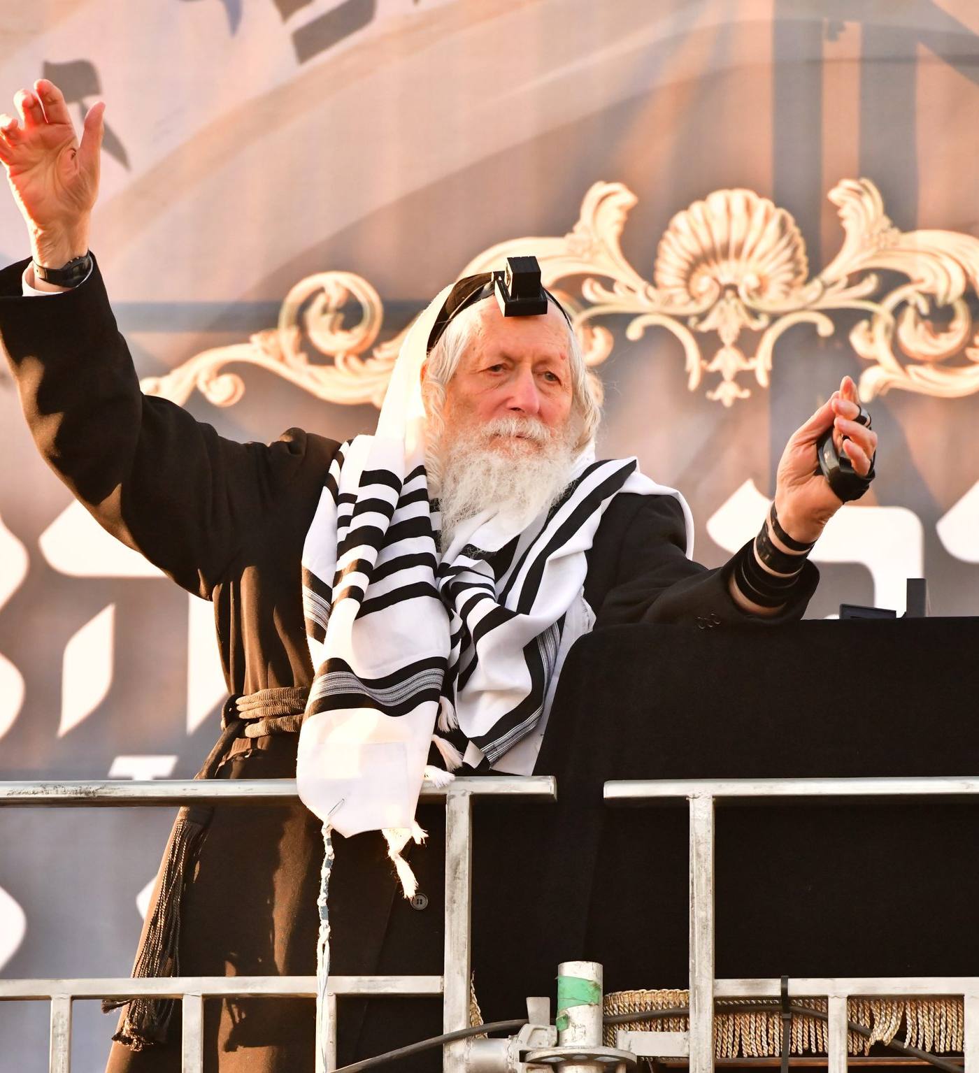 רבבות בהדלקה המרכזית לכבוד התנא האלוקי ע"י מורינו הרב שליט"א באתרא קדישא מירון