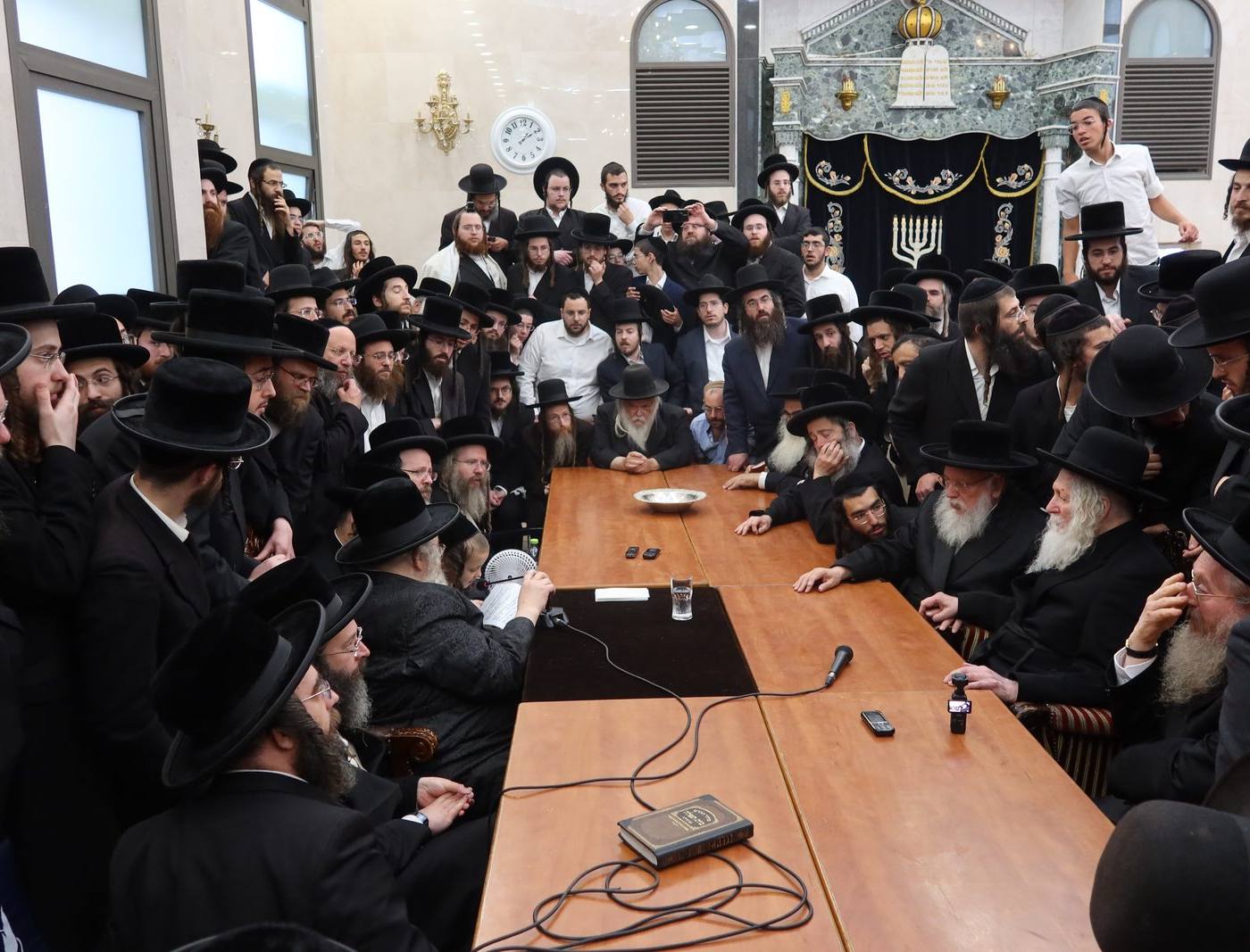 מורינו הרב שליט"א בניחום אבלים אצל כ"ק האדמו"ר מספינקא שליט"א על פטירת בתו ע"ה
